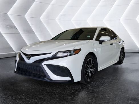 Used 2024 Toyota Camry SE FWD image 3