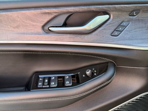 Used 2023 Jeep Grand Cherokee Overland w/ Luxury Tech Group IV image 24