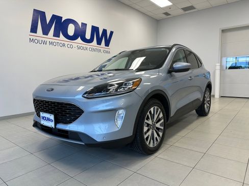 Used 2022 Ford Escape Titanium image 2