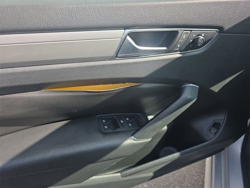 Used 2019 Volkswagen Passat 2.0T Wolfsburg w/ Wheels & Sunroof Package image 17