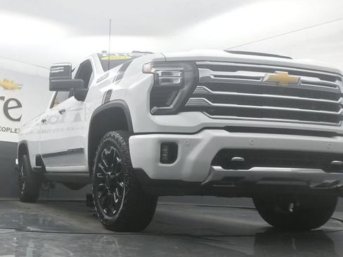 Used 2025 Chevrolet Silverado 2500 High Country w/ High Country Premium Package AWD/4WD image 3
