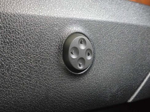 Used 2024 Mercedes-Benz GLC 300 4MATIC image 25