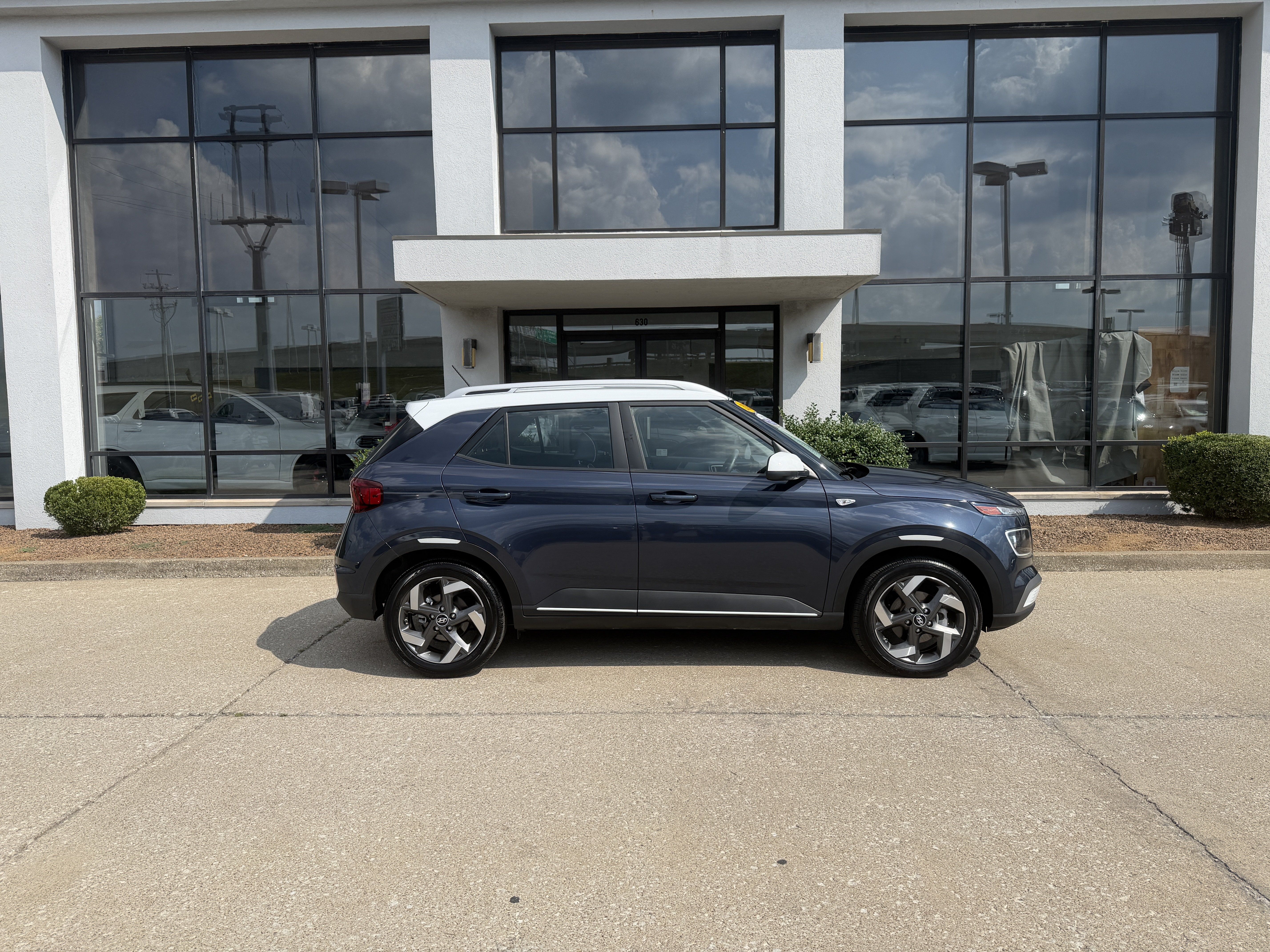 Certified 2025 Hyundai Venue Limited FWD image 3