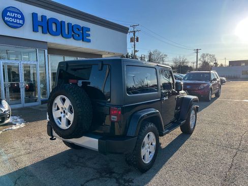 Used 2011 Jeep Wrangler Sahara AWD/4WD image 10