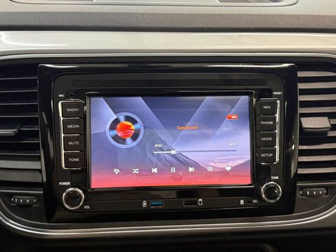 Used 2014 Volkswagen Beetle TDI FWD image 28