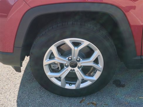 New 2025 Jeep Compass Latitude image 11