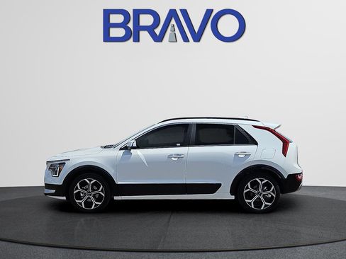 Used 2025 Kia Niro SX Touring image 6