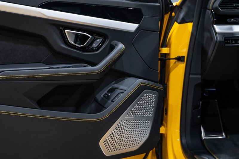 Used 2020 Lamborghini Urus AWD/4WD image 25
