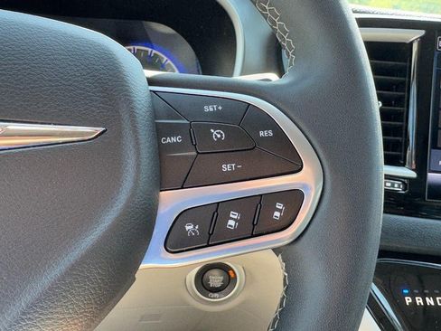 Used 2023 Chrysler Pacifica Touring-L FWD image 22