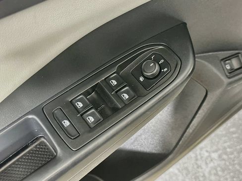 Used 2022 Volkswagen Taos SE w/ Panoramic Sunroof Package FWD image 19