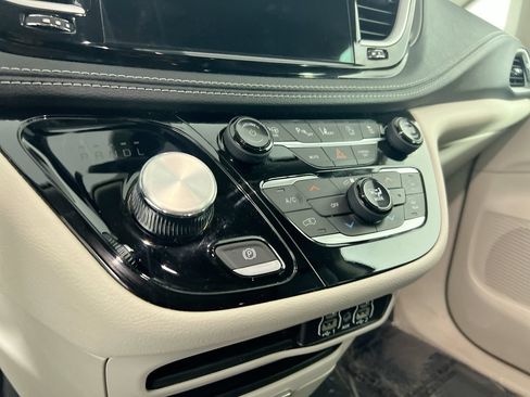 Used 2023 Chrysler Pacifica Touring-L FWD image 24
