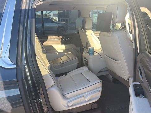 Used 2021 GMC Yukon XL Denali w/ Denali Premium Package image 10