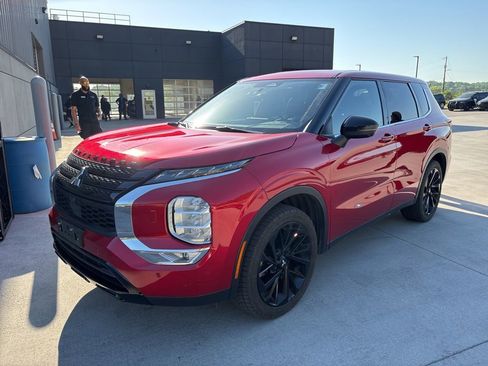 Used 2023 Mitsubishi Outlander SE Black Edition image 1