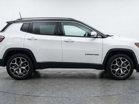 Used 2025 Jeep Compass Limited image 8