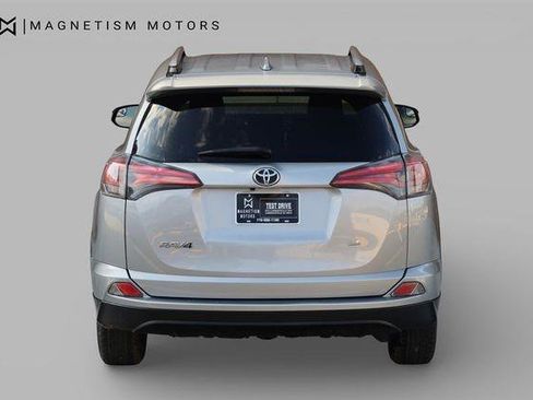 Used 2018 Toyota RAV4 LE image 8