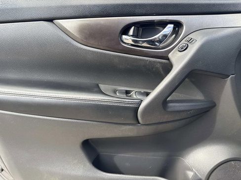 Used 2016 Nissan Rogue SV image 19