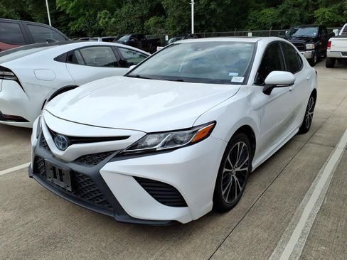 Certified 2019 Toyota Camry SE w/ Sunroof Package FWD image 4