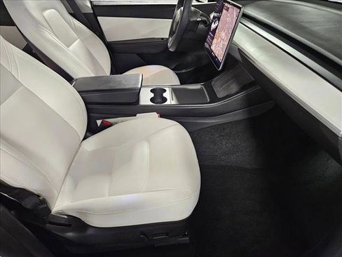 Used 2021 Tesla Model Y Long Range image 22