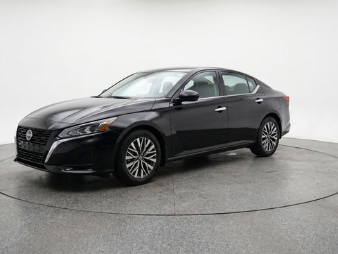 Used 2025 Nissan Altima 2.5 SV FWD image 3
