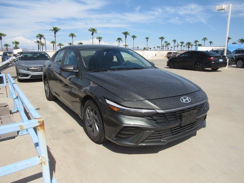 Used 2024 Hyundai Elantra SEL FWD image 2