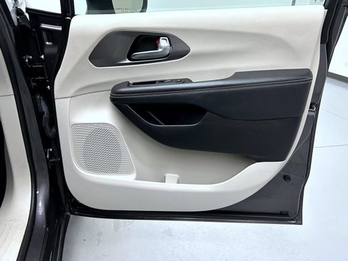 Used 2023 Chrysler Pacifica Touring-L FWD image 16