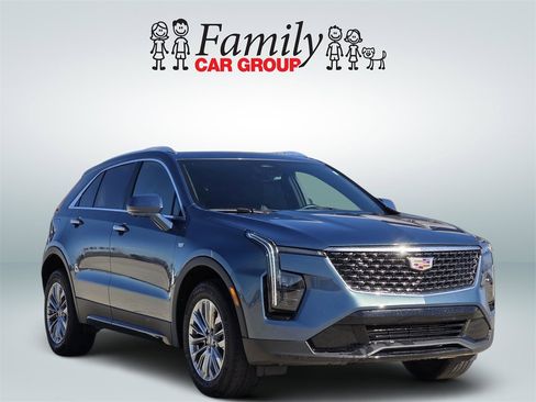 Used 2025 Cadillac XT4 Premium Luxury image 2