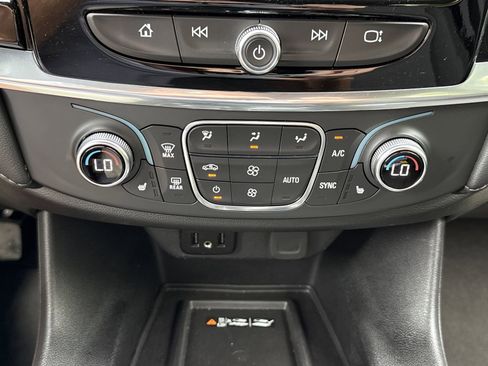 Used 2023 Chevrolet Traverse LT FWD image 26
