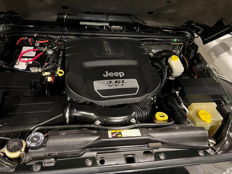 Used 2012 Jeep Wrangler Unlimited Rubicon w/ Connectivity Group AWD/4WD image 36