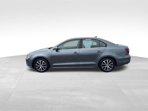 Used 2018 Volkswagen Jetta SE image 2
