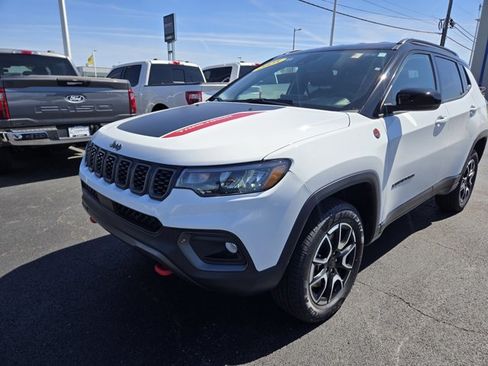 Used 2025 Jeep Compass Trailhawk AWD/4WD image 4