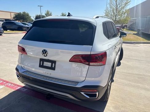 Used 2024 Volkswagen Taos SE FWD image 3