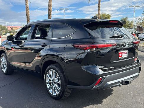 Used 2024 Toyota Highlander Limited image 5