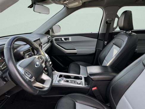 Used 2022 Ford Explorer XLT w/ Equipment Group 202A image 16