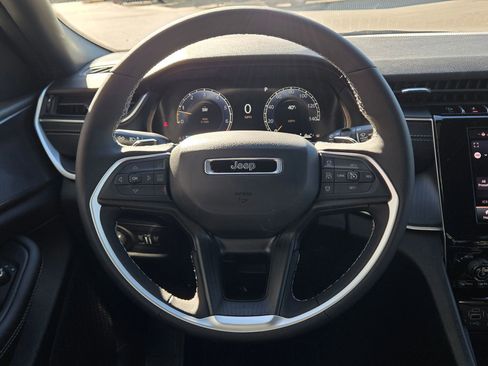 New 2025 Jeep Grand Cherokee Altitude image 14