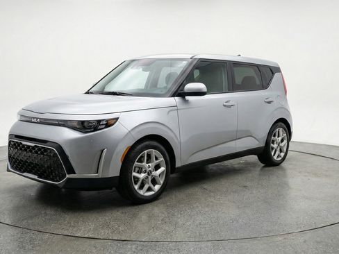 Used 2025 Kia Soul LX w/ LX Technology Package FWD image 3