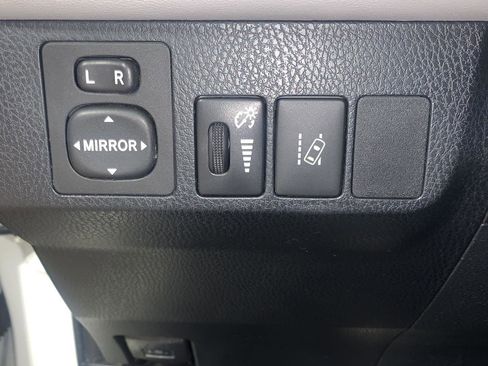 Used 2018 Toyota RAV4 XLE image 9