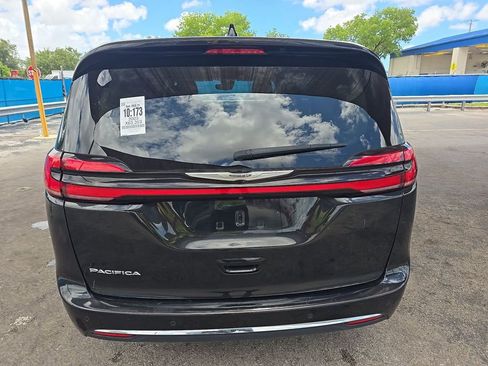 Used 2023 Chrysler Pacifica Touring-L FWD image 3