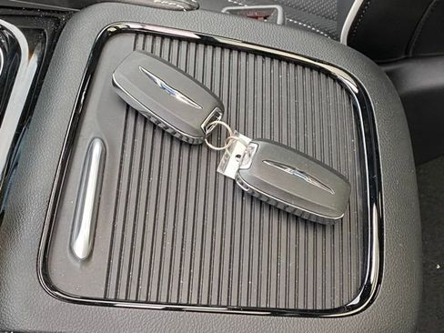 Used 2025 Chrysler Pacifica Premium image 30