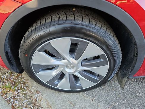 Used 2022 Tesla Model Y Long Range image 35