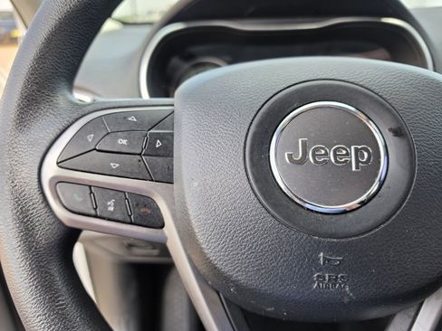 Used 2021 Jeep Cherokee Latitude w/ Mopar Interior Package FWD image 18