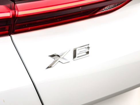 Used 2022 BMW X6 xDrive40i w/ M Sport Package image 9
