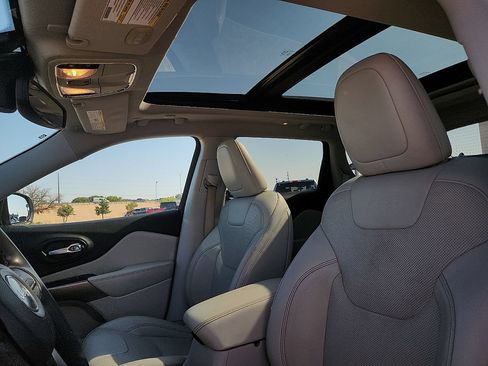 Used 2022 Jeep Cherokee Latitude Lux w/ Sun & Sound Group AWD/4WD image 7
