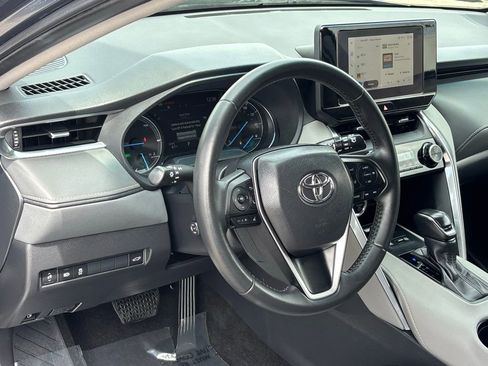 Used 2023 Toyota Venza LE AWD/4WD image 10