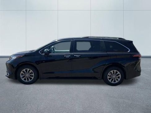 Used 2022 Toyota Sienna XLE w/ XLE Plus Package AWD/4WD image 3