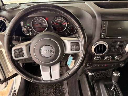 Used 2017 Jeep Wrangler Unlimited Rubicon AWD/4WD image 36