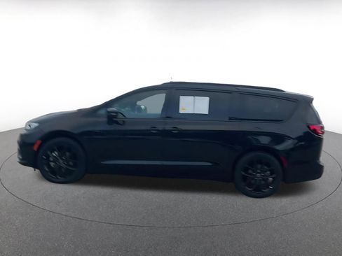 Used 2025 Chrysler Pacifica Limited image 9