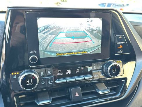 Certified 2025 Toyota Highlander XLE image 37