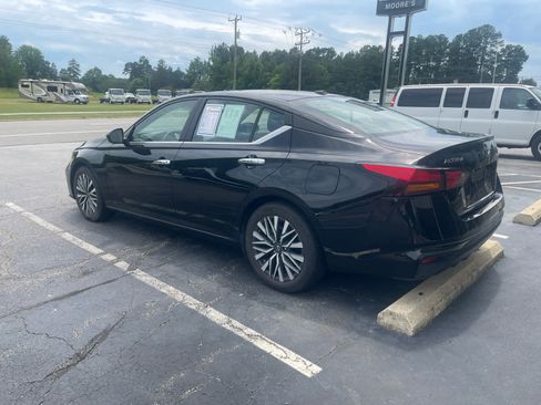 Used 2025 Nissan Altima 2.5 SV FWD image 33