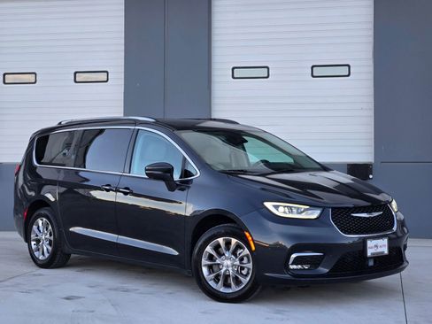 Used 2021 Chrysler Pacifica Touring-L w/ Premium & Safety Sphere Group image 1