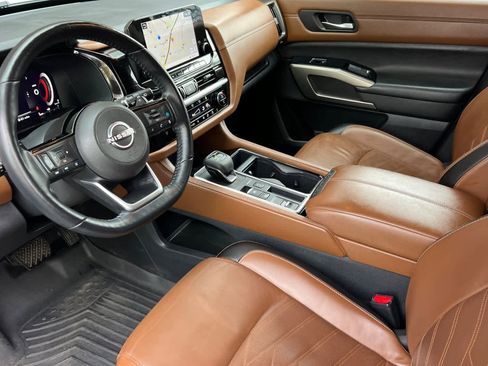 Used 2023 Nissan Pathfinder Platinum image 11